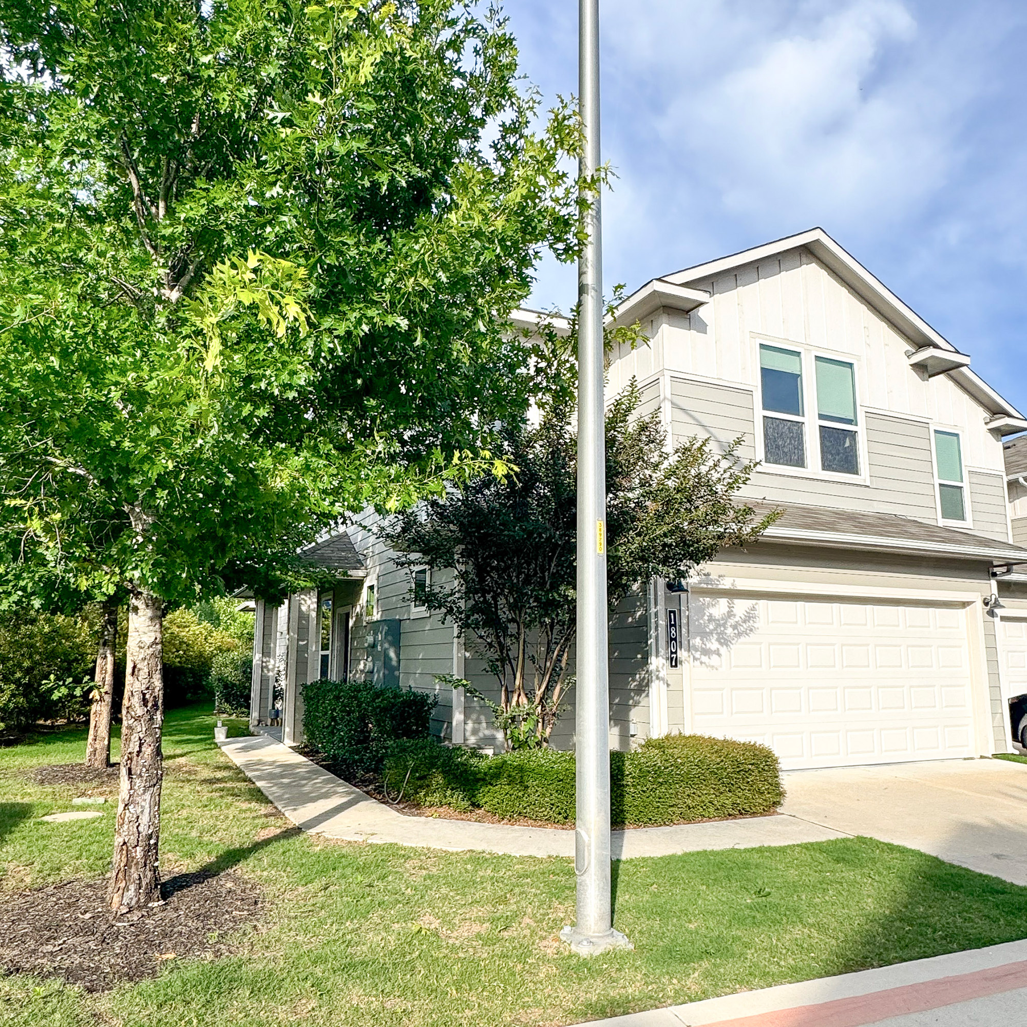 4-bed, 2.5-bath townhouse — 1807 Roseburg Dr.