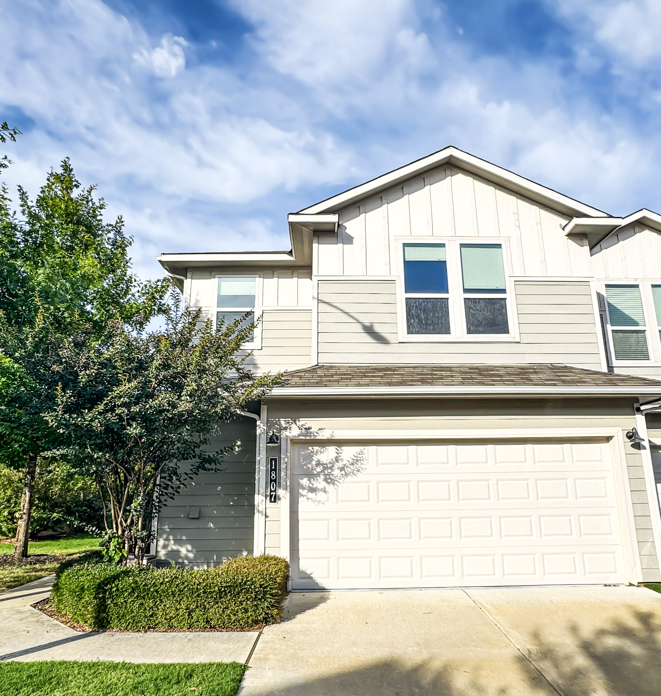4-bed, 2.5-bath townhouse — 1807 Roseburg Dr.